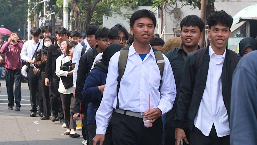 Ribuan Harapan dari Antrean Pemburu Kerja Family Mart Bulungan