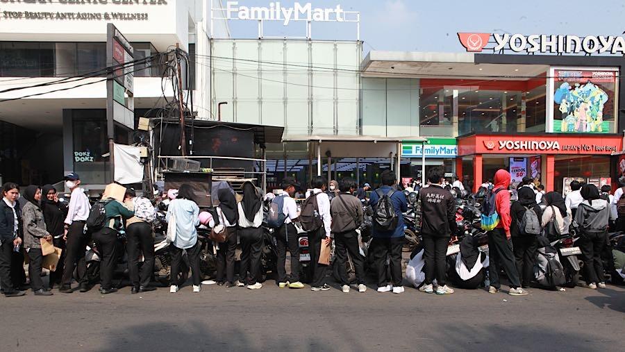 Ribuan Harapan dari Antrean Pemburu Kerja Family Mart Bulungan