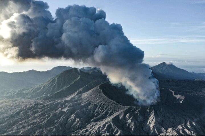GUNUNG DUKONO ERUPSI