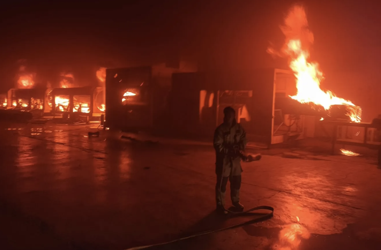 Mesin Pabrik HDPE PVC di Menganti Gresik Terbakar Hebat