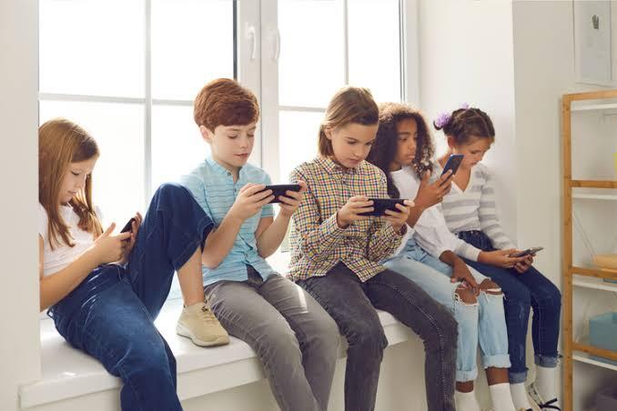 Kenapa Anak-Anak Zaman Sekarang LLebih Senang Main Game Di HP?