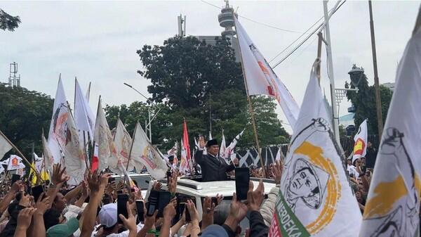 Saat Prabowo Sapa Massa Aksi Depan Gedung DPR Usai Rapat Paripurna