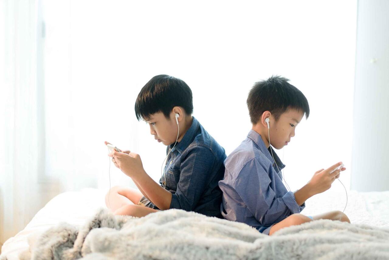 Kenapa Anak-Anak Zaman Sekarang LLebih Senang Main Game Di HP?