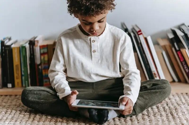 Kenapa Anak-Anak Zaman Sekarang LLebih Senang Main Game Di HP?