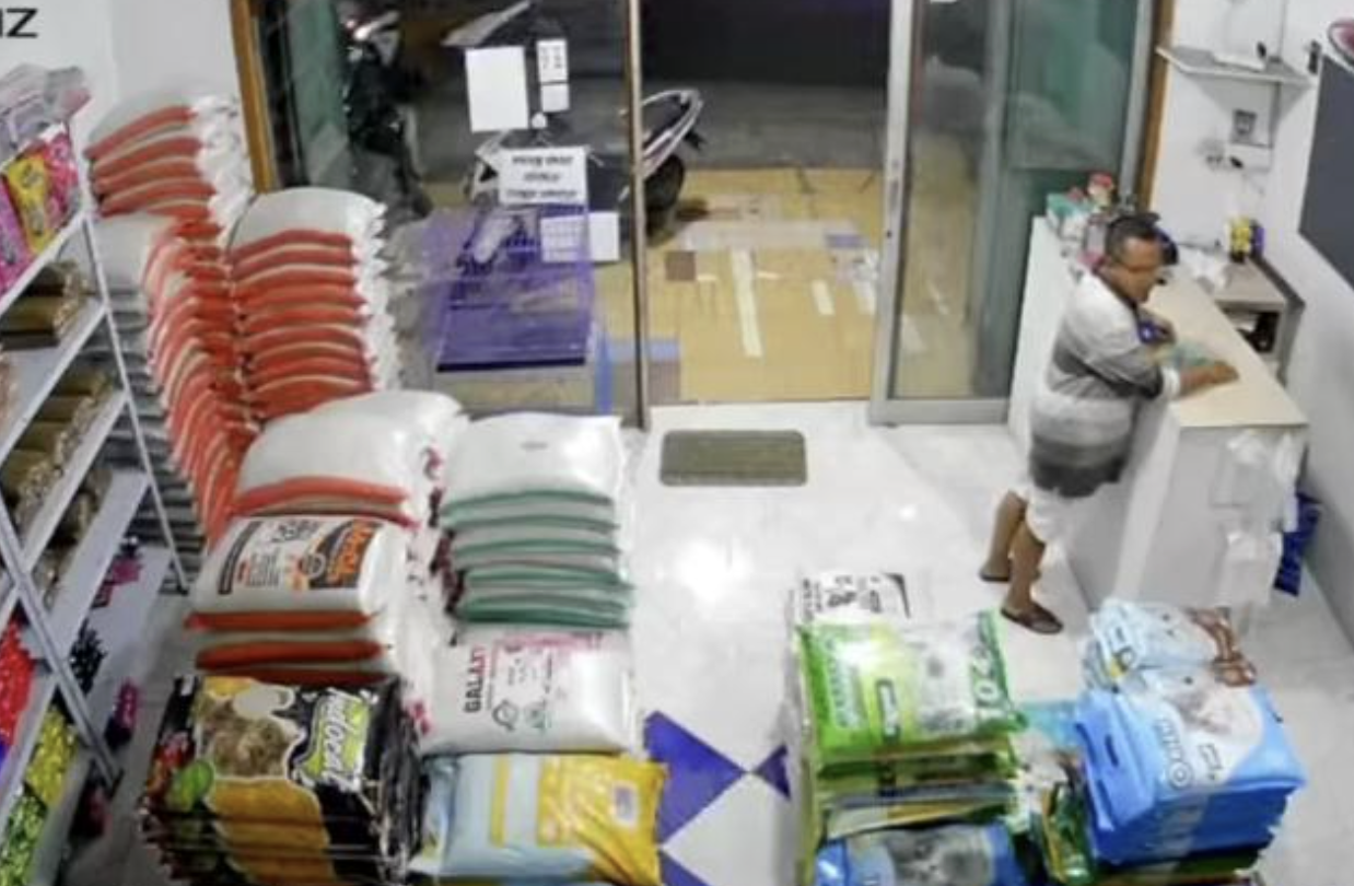 Terekam CCTV, Pria di Bangkalan Babak Belur Usai Curi HP Karyawan Toko