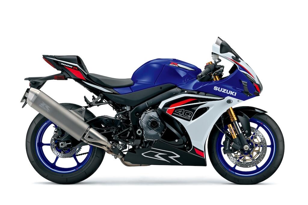 Seruduk Sedan BMW, Suzuki GSX-R Nyangkut di Tiang Lampu Merah