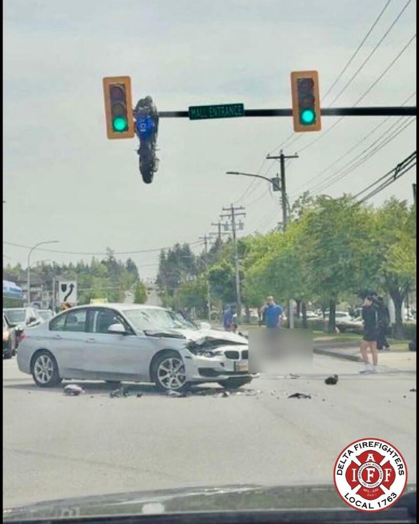 Seruduk Sedan BMW, Suzuki GSX-R Nyangkut di Tiang Lampu Merah