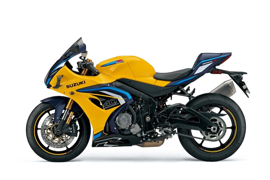 Seruduk Sedan BMW, Suzuki GSX-R Nyangkut di Tiang Lampu Merah