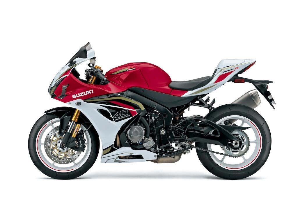 Seruduk Sedan BMW, Suzuki GSX-R Nyangkut di Tiang Lampu Merah
