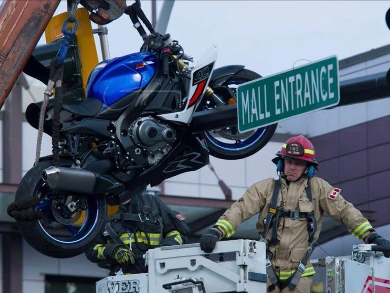 Seruduk Sedan BMW, Suzuki GSX-R Nyangkut di Tiang Lampu Merah
