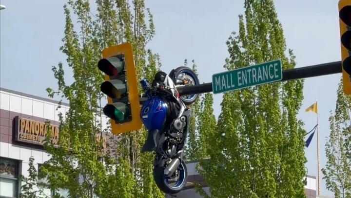 Seruduk Sedan BMW, Suzuki GSX-R Nyangkut di Tiang Lampu Merah
