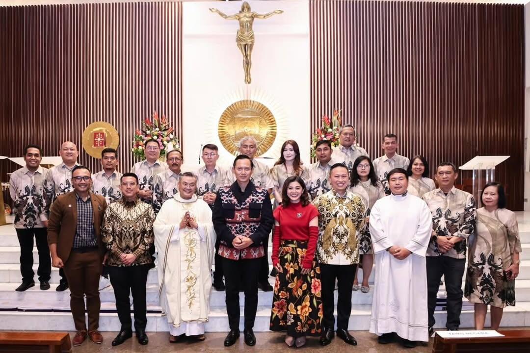 Momen Tak Terduga saat Menko AHY dan Merry Riana Hadiri Misa di Gereja Kalvari!