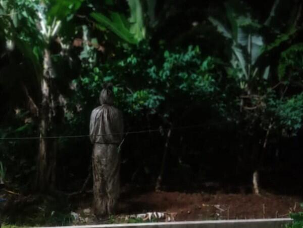 Heboh Foto 'Pocong' Incar Motor Warga di Kuningan