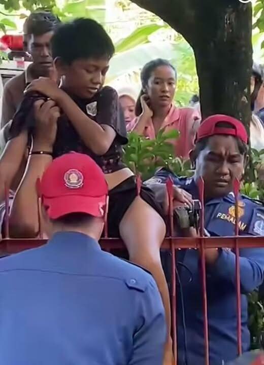 ⚠️Seorang pelajar mengalami insiden tersangkut di pagar sekolah,