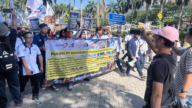 Gerai Indomaret Digeruduk Massa Buntut Isu Upah Lembur Cuma Diganti Hari Libur!