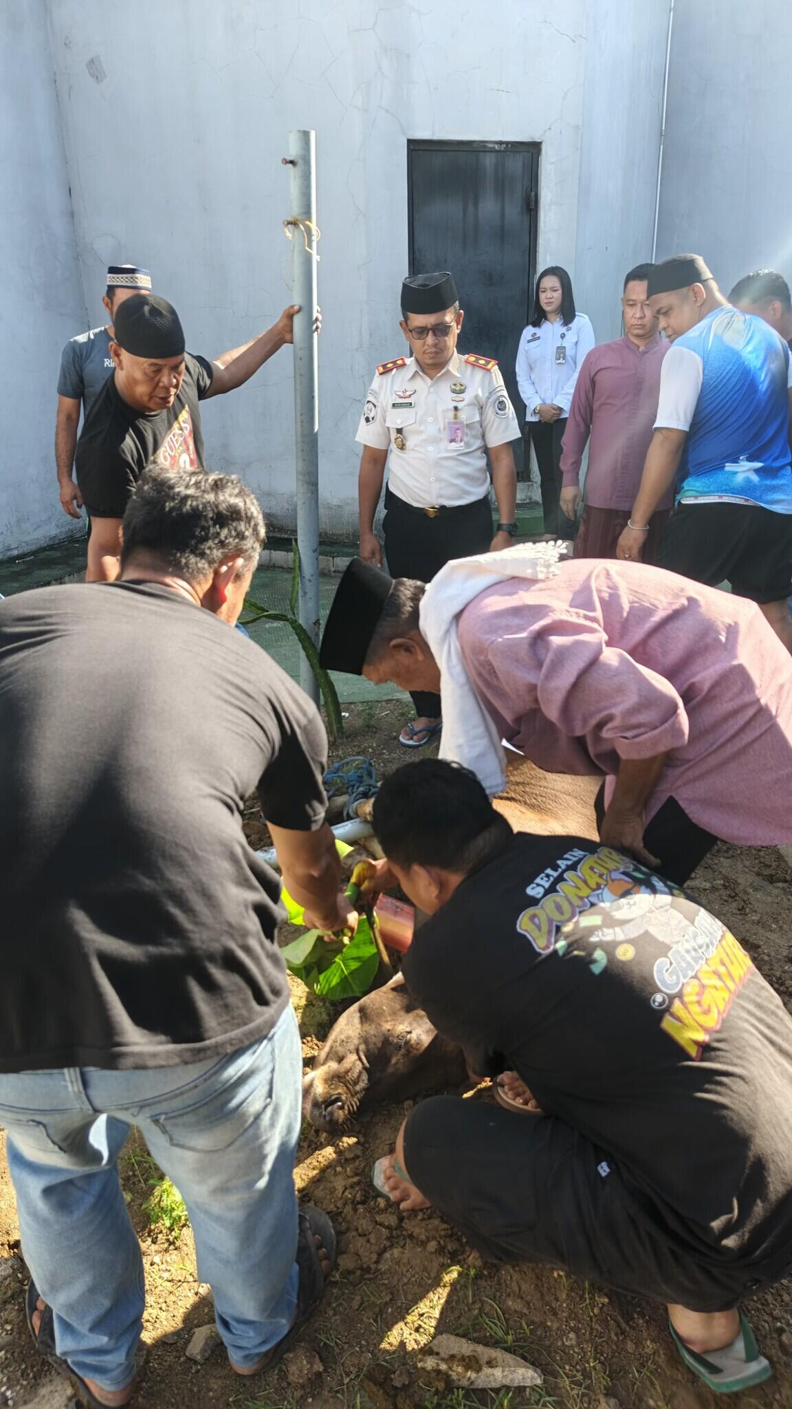 Rutan Mamuju Sembelih Hewan Qurban Sumbangan Gubernur Sulbar
