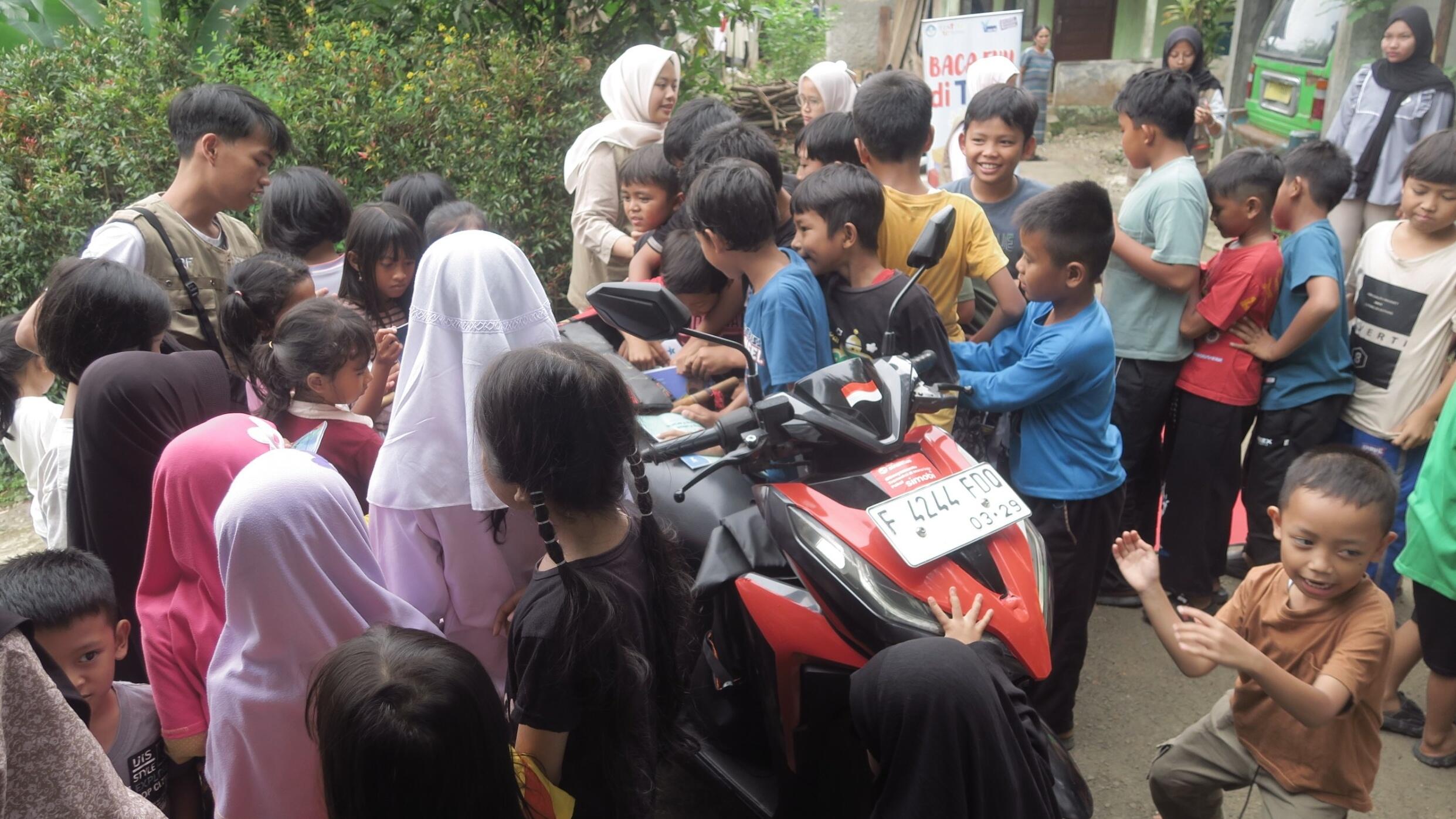 Kiprah Relawan di Taman Bacaan, Tidak Marah Saat Daunnya Gugur