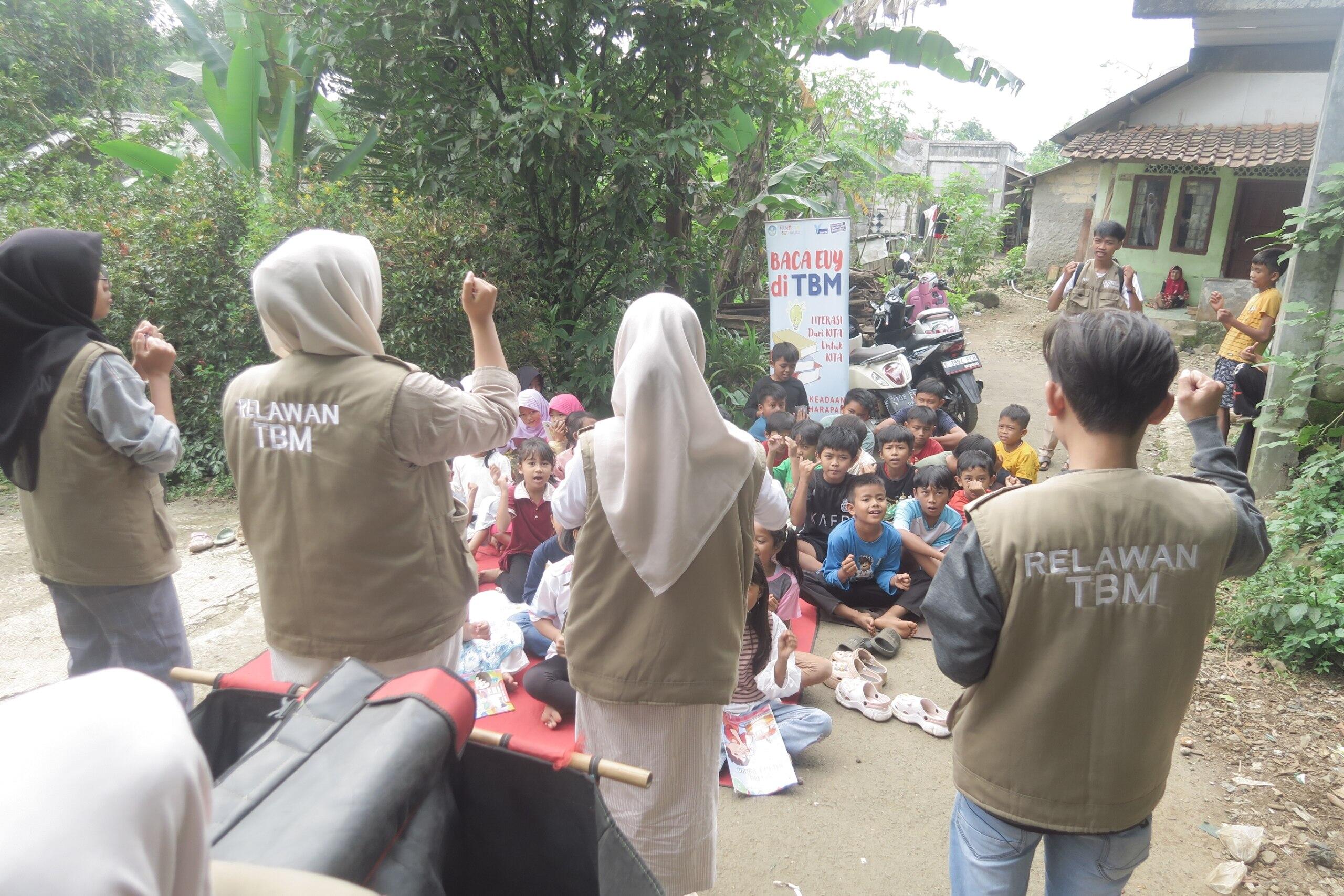 Kiprah Relawan di Taman Bacaan, Tidak Marah Saat Daunnya Gugur