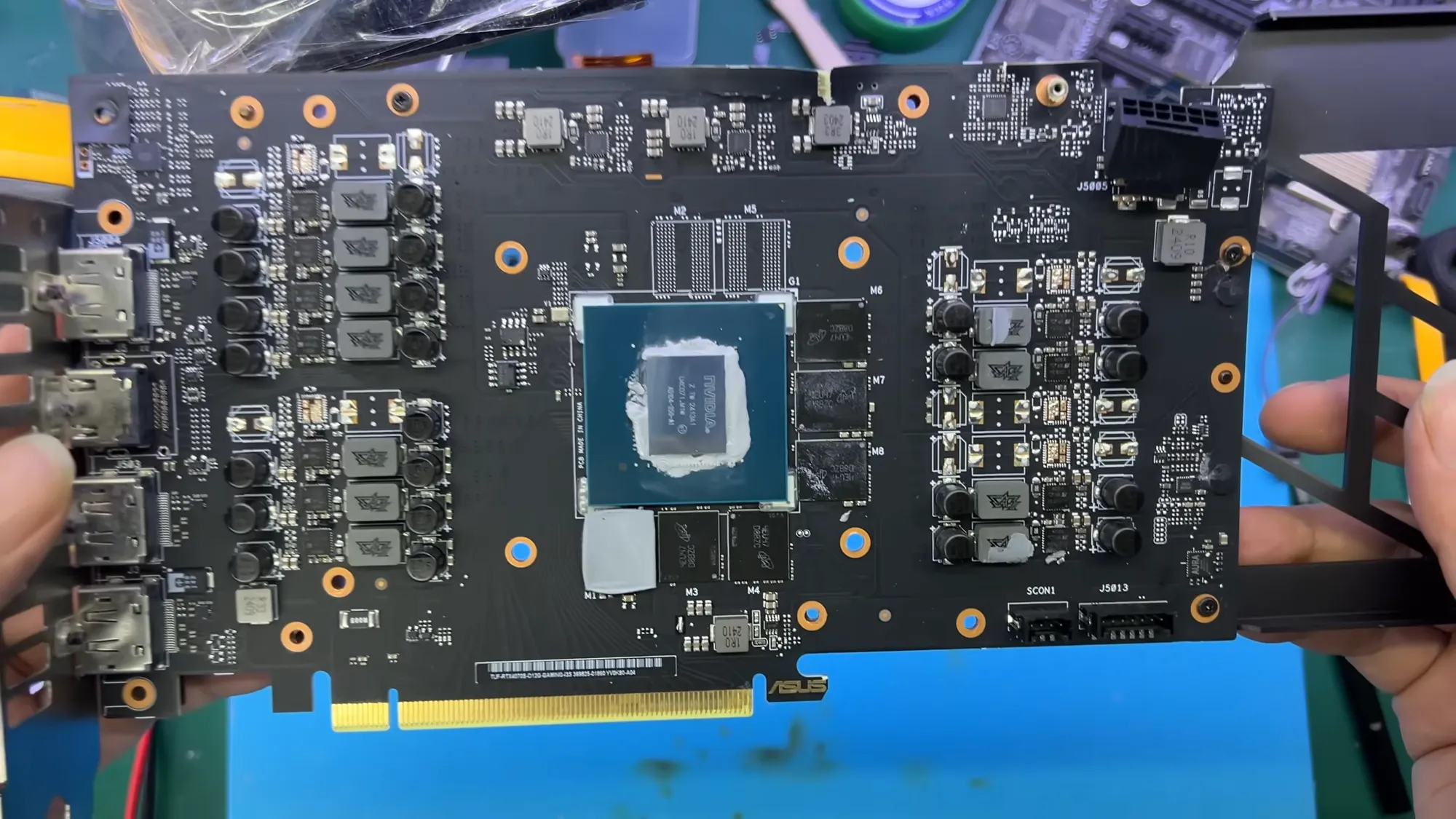 Akibat berantem, RTX 4070 SUPER ini hancur dipukul pacar pakai palu!