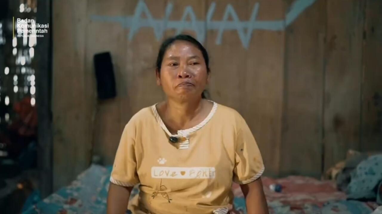 CAHAYA HARAPAN DI BALIK DINDING
KAYU