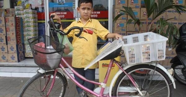 kisah sedih anak Sedih 5 Kisah Anak Kecil yang Mencari Rejeki untuk 