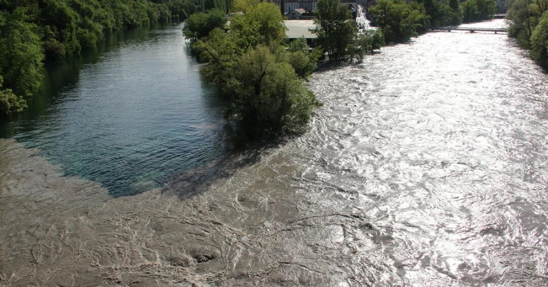 Река приток реки черной. Река Рона в древней Греции. River Rhone and Rain. Швейцария река Рона и АРВ кто где.