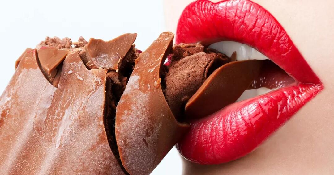 Сон ем шоколад. Фото губ девушек. Поцелуй с шоколадом во рту.