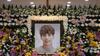 Lagu Replay Milik SHINee Bercampur Isak Tangis Lepas Kepergian Jonghyun