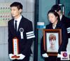 Tangis Pilu Artis-artis SM Town Mengantar Jonghyun SHINee ke Peristirahatan Terakhir