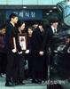Tangis Pilu Artis-artis SM Town Mengantar Jonghyun SHINee ke Peristirahatan Terakhir