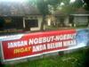 Kocak, Bawa-bawa Janda di Spanduk Peringatan, Coba Lihat yang Lain Juga