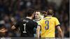 Gestur Murka Gianluigi Buffon Bikin Wasit Tampak Ketakutan