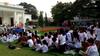 Gaya-gaya Anak SMA Rayakan Kelulusan