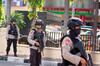 Seorang Perempuan Dibawa dari Lokasi Penggerebekan