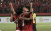 Bikin Salfok! Via Vallen Dukung Timnas Sampai Pimpin Viking Clap