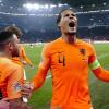 Simpatik, Van Dijk Peluk Wasit yang Menangis Usai Laga