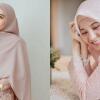10 Padu Padan Rok Accordion ala Zaskia Sungkar buat Cewek Berhijab