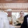 Dinikahi Bule, 10 Potret Maudy Koesnaedi & Suami yang Romantis