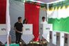Usai Mencoblos, Bupati Agus Ambo Djiwa Pantau TPS