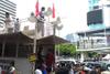 Digeruduk Ratusan Pendemo, Bawaslu Dijaga Water Cannon