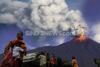 Diselimuti Kabut, Gunung Merapi Muntahkan Awan Panas