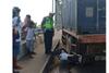 Heboh, Motor Polisi Ini Jadi Ganjal Mobil Tronton yang Mundur