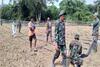 TNI dan SAD Gotong Royong Pasang Selang Air untuk Aliri Tanaman