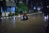 Jalan Utama Surabaya Lumpuh karena Banjir, Puluhan Kendaraan Terendam