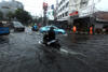 Petugas Berjibaku Atasi Banjir yang Kembali Tutup Underpass Kemayoran
