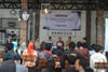 Anies Bagi-bagi Sarung dan Madu Arab di Ponpes Miftahul Huda Tasikmalaya