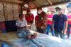 Kapolda Papua Bagi-bagi Sembako ke Komunitas Muslim dan Pesantren
