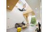 Area Rebahan Unik di Dalam Rumah dengan Floating Space