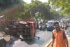 Terguling, Truk Muatan Galon Air Mineral Timpa Motor di Ragunan
