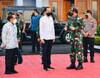 Jokowi Berikan Jaket yang Dikenakannya kepada Seorang Pemuda di Kendari